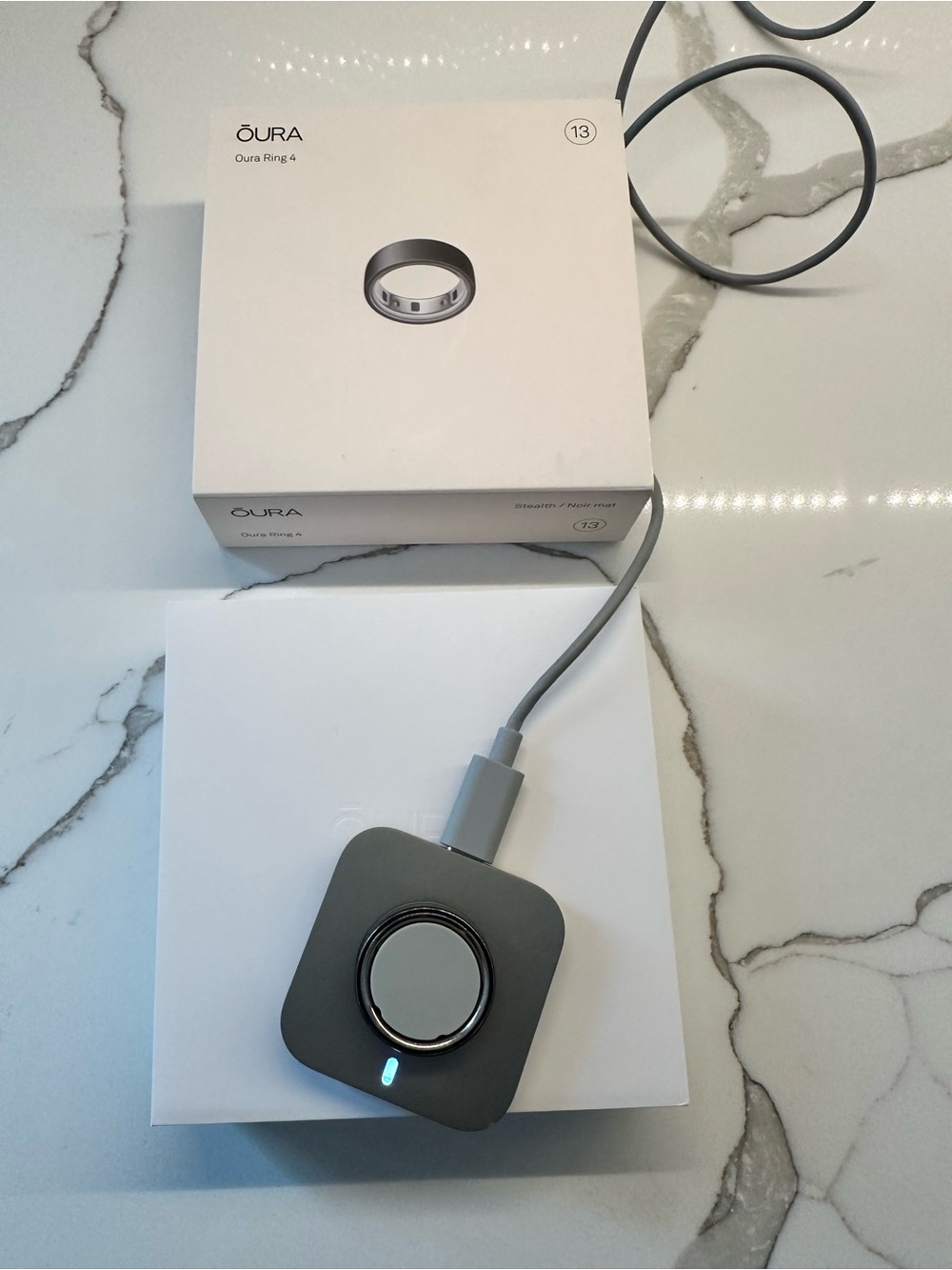 ŌURA Ring version 4 with charger . Size 13 color stealth. Works fine